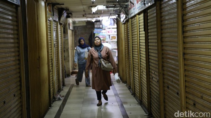 Suasan pasar Jatinegara, Sabtu (18/1/2025). Pasar Jatinegara atau dikenal juga dengan sebutan Pasar Mester merupakan pasar tertua di Jakarta yang masih eksis hingga saat ini. Meski begitu pasar legendaris ini kini sudah sepi pembeli.