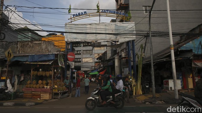 Suasan pasar Jatinegara, Sabtu (18/1/2025). Pasar Jatinegara atau dikenal juga dengan sebutan Pasar Mester merupakan pasar tertua di Jakarta yang masih eksis hingga saat ini. Meski begitu pasar legendaris ini kini sudah sepi pembeli.