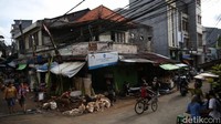 Bangunan tua tampak terlihat di pasar dan sekitarnya, memperkuat kesan pasar tertua yang masih bergeliat.