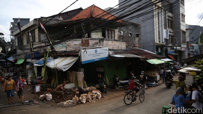 Suasan pasar Jatinegara, Sabtu (18/1/2025). Pasar Jatinegara atau dikenal juga dengan sebutan Pasar Mester merupakan pasar tertua di Jakarta yang masih eksis hingga saat ini. Meski begitu pasar legendaris ini kini sudah sepi pembeli.