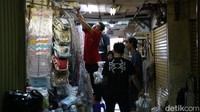Toko-toko ini menjual berbagai jenis barang mulai dari kebutuhan rumah tangga, perlengkapan bayi, alas kaki, dan masih banyak lagi.