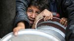 Menanti Gencatan Senjata, Warga Gaza Berdesakan Antre Makanan
