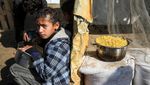 Menanti Gencatan Senjata, Warga Gaza Berdesakan Antre Makanan