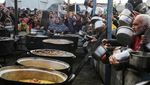 Menanti Gencatan Senjata, Warga Gaza Berdesakan Antre Makanan