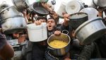 Menanti Gencatan Senjata, Warga Gaza Berdesakan Antre Makanan