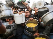 Menanti Gencatan Senjata, Warga Gaza Berdesakan Antre Makanan