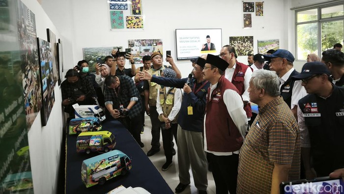 Menteri Sosial (Mensos) Saifullah Yusuf saat meninjau SMA Unggulan CT Arsa, Sukoharjo, Sabtu (18/1/2025).
