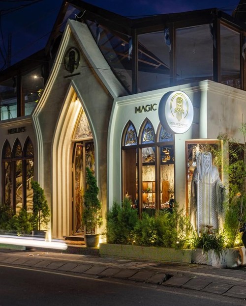 Merlin Magic Bali, restoran bernuasa dunia sihir di Jalan Raya Pengosekan Ubud Nomor 108, Kecamatan Ubud, Gianyar. (Dok. Instagram @merlinsmagicbali)