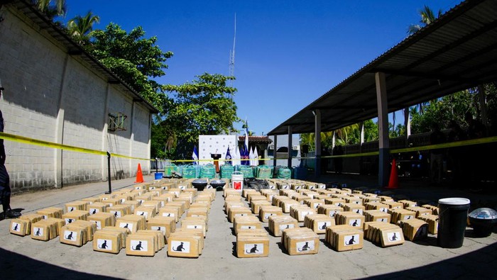 Bundles of cocaine seized as part of high-seas drug seizures by the Salvadoran Naval Force are displayed in a military base in San Luis La Herradura, El Salvador, January 17, 2025. Secretaria de Prensa de la Presidencia/Handout via REUTERS ATTENTION EDITORS - THIS IMAGE HAS BEEN SUPPLIED BY A THIRD PARTY. NO RESALES. NO ARCHIVES