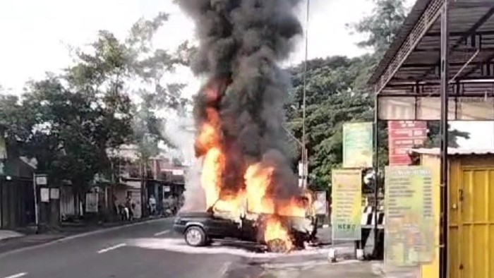 Minibus terbakar di SPBU Tulungagung