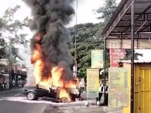 Mobil Purnawirawan TNI Ludes Terbakar di SPBU Tulungagung