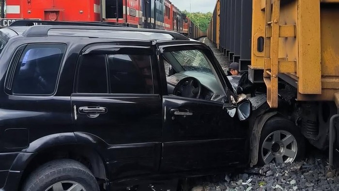 Mobil Tabrak KA Babaranjang Diam di OKU