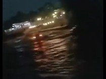 Video Detik-detik Mobil Hanyut Terseret Banjir Bandang di Cirebon