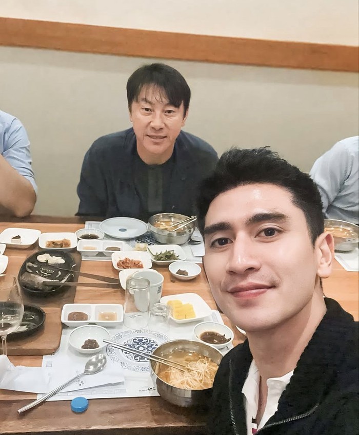 Momen Verrell Bramasta Makan Bareng STY hingga Cicip Steak Salt Bae