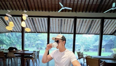 Momen Verrell Bramasta Makan Bareng STY hingga Cicip Steak Salt Bae