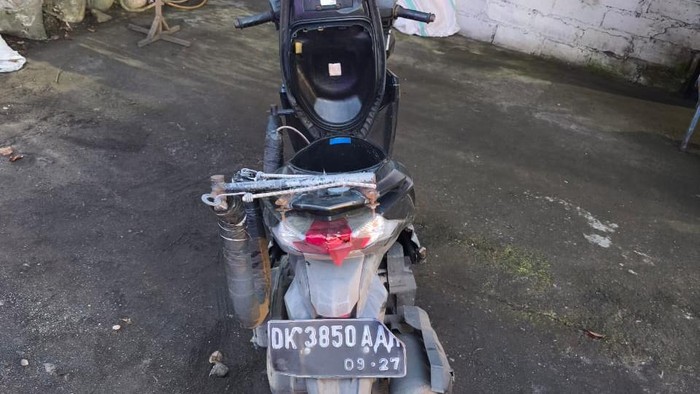 Motor Vario bernomor polisi DK 3850 AAH yang dikendarai turis Prancis, LPJM, saat lakalantas di Jalan Raya Canggu, Banjar Pipitan, Desa Canggu, Kecamatan Kuta Utara, Badung. (Dok. Polres Badung)
