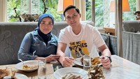 Meski keduanya terpaut usia yang jauh, tapi kebersamaan mereka terlihat manis. Ini momen mereka saat menikmati berbagai hidangan lezat di restoran. Foto: Instagram @muzdalifah999