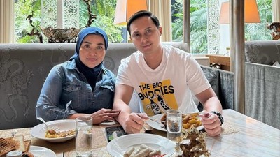 Ini Potret Muzdalifah Saat Makan Bareng Suami dan Jualan Camilan