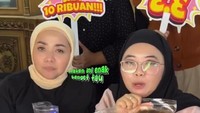 Ini momen Muzdalifah ketika sedang berjualan di TikTok. Saat itu, ia tengah mempromosikan camilan basreng pedas dari Sajodo Snack. Foto: Instagram @muzdalifah999