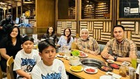 Muzdalifah dan sang suami juga sering membawa anak-anak mereka makan di restoran. Ini momennya ketika menikmati daging panggang di restoran Gyukaku. Foto: Instagram @muzdalifah999