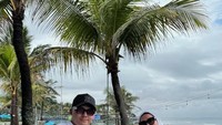 Telah membina rumah tangga selama hampir 6 tahun, Muzdalifah dan sang suami masih terlihat romantis. Ini momen mereka ketika liburan ke Bali dan nongkrong di Atlas Beach Club sambil menikmati kelapa muda. Foto: Instagram @muzdalifah999