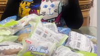 Muzdalifah kini terkenal di TikTok sebagai pengusaha supplier camilan. Ia kerap membagikan momen tengah berjualan aneka camilan, salah satunya roti dari Padi Mas. Foto: Instagram @muzdalifah999