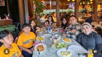Momen makan bersama keluarga juga sering dibagikan oleh Muzdalifah. Mereka tampak kompak ketika makan bersama di sebuah restoran Italia. Foto: Instagram @muzdalifah999
