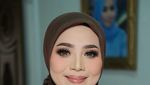 Ini Potret Muzdalifah Saat Makan Bareng Suami dan Jualan Camilan