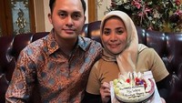 Kalau ini momen romantis mereka ketika Muzdalifah berulang tahun. Fadel memberikannya kejutan kue ulang tahun dengan topping buah lezat. Foto: Instagram @muzdalifah999