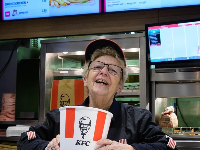 Nenek 74 tahun jadi pegawai kfc terlama di dunia