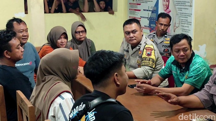 Pak Kades Tanjungrejo Pati, Sukanto, digerebek warga gegara dituding kumpul kebo, Jumat (18/1/2025).