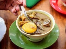 Video Cuma Satu Menu Tapi Ramai Terus, Pallubasa Kelapa Gading Seenak Itu?