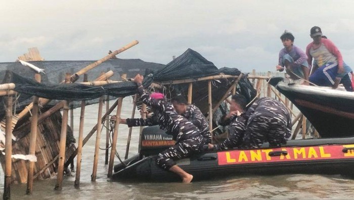Pembongkaran pagar laut di Kabupaten Tangerang, 18 Januari 2025. (Walda Marison/ANTARA)