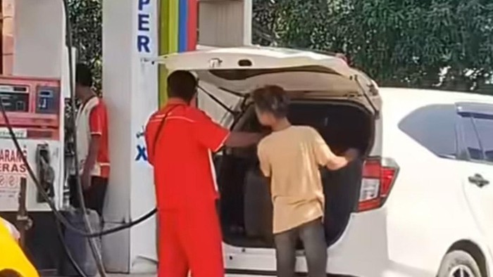 Penampakan petugas SPBU di Pinrang layani pembeli isi BBM pakai jeriken. Dokumen Istimewa