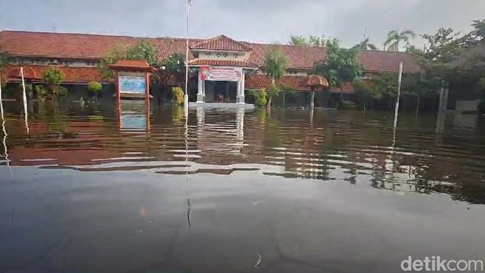 Penampakan sekolah terendam banjir di Brebes, Sabtu (18/1/2025)