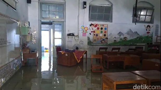 Penampakan sekolah terendam banjir di Brebes, Sabtu (18/1/2025)