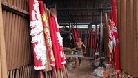 Pekerja menyelesaikan pembuatan hio di Medan, Sumatera Utara, Sabtu (18/1/2025).