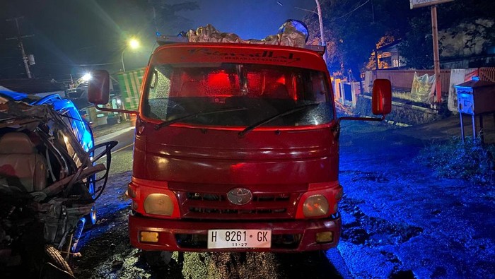 Petugas Satlantas melakukan olah TKP di lokasi kejadian, Sabtu (18/1/2025).