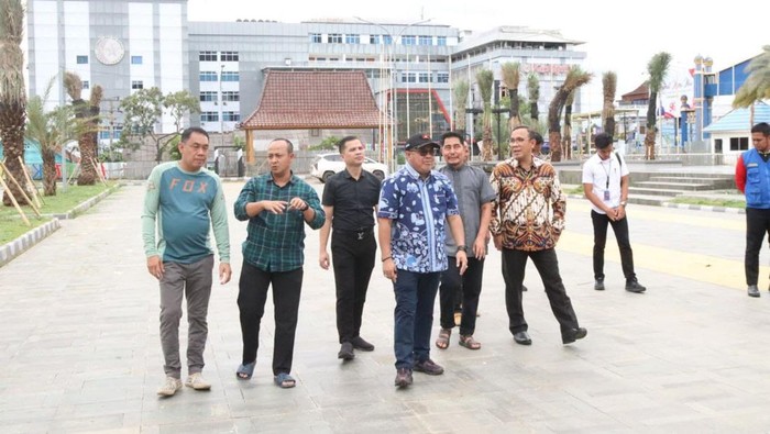 Pihak Pemkot Lubuklinggau melakukan peninjaun di Alun-alun Merdeka sebelum dibuka untuk umum