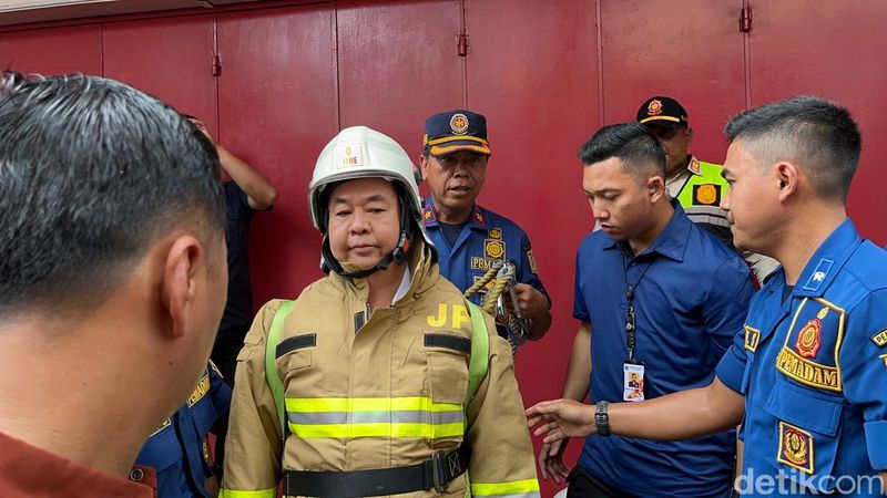 Pj Gubernur Jakarta Teguh Setyabudi meninjau lokasi kebakaran Glodok Plaza. (Anggi Muliawati/detikcom)