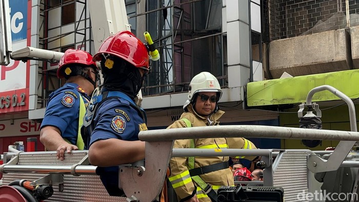 Pj Gubernur Jakarta Teguh Setyabudi meninjau lokasi kebakaran Glodok Plaza. (Anggi Muliawati/detikcom)