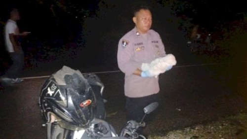 Polisi saat mengevakuasi jasad bayi laki-laki yang dibuang di hutan dalam kondisi meninggal di Kelurahan Penkase Oeleta, Kecamatan Alak, Kota Kupang, NTT. (Dok. Polresta Kupang Kota)