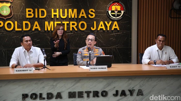 Kabid Humas Polda Metro Jaya Kombes Pol Ade Ary Syam Indradi (tengah) didampingi Kasubdit IV AKBP Herman WS (kiri) dan Kanit IV Kompol Poltar Aksi Lumban Gaol (kanan) menunjukkan barang bukti kasus penipuan berskema ponzi dengan tersangka berinisial SFM di Polda Metro Jaya, Jakarta, Sabtu (18/1/2025). Polda Metro Jaya berhasil mengungkap penipuan berskema ponzi yang menyebabkan kerugian masyarakat sebesar ratusan juta dengan barang bukti diantaranya sebuah mobil, usaha laundy, hp, dan kartu atm.