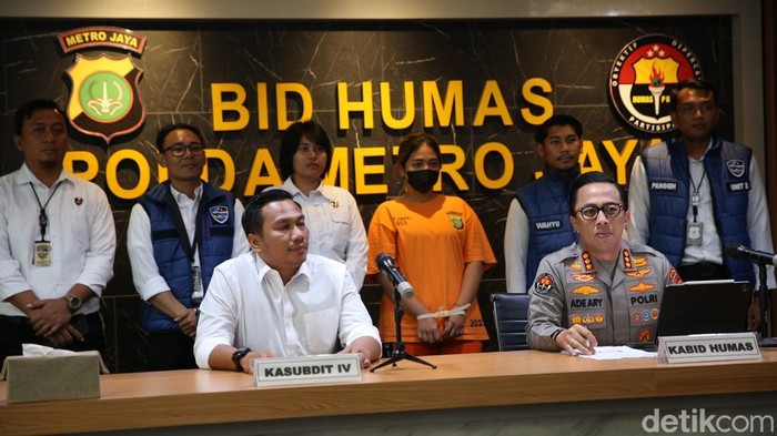 Kabid Humas Polda Metro Jaya Kombes Pol Ade Ary Syam Indradi (tengah) didampingi Kasubdit IV AKBP Herman WS (kiri) dan Kanit IV Kompol Poltar Aksi Lumban Gaol (kanan) menunjukkan barang bukti kasus penipuan berskema ponzi dengan tersangka berinisial SFM di Polda Metro Jaya, Jakarta, Sabtu (18/1/2025). Polda Metro Jaya berhasil mengungkap penipuan berskema ponzi yang menyebabkan kerugian masyarakat sebesar ratusan juta dengan barang bukti diantaranya sebuah mobil, usaha laundy, hp, dan kartu atm.