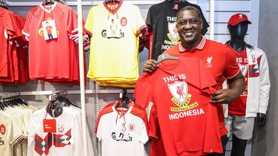 Potret Emile Heskey Temui Penggemar di Surabaya