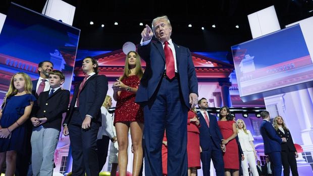 Presiden dari Partai Republik mantan Presiden Donald Trump berdiri di atas panggung bersama mantan ibu negara Melania Trump, anggota keluarga. (AP Photo/Carolyn Kaster, File)