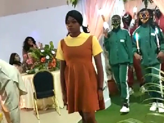 Prosesi penyambutan pengantin di Nigeria ini ada rombongan ala Squid Game mendadak viral.