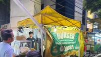 Namanya Goodtry Burger yang salah satu lokasinya di Gedung Golkar, Bekasi. Penjual burger tendaan ini viral sampai ramai diantre pelanggan. Foto: Detikcom / Atiqa Rana