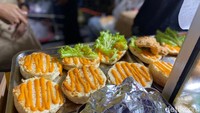 Di dalam setiap burger akan dilengkapi sayuran selada dan saus mayonaise spesial. Pelanggan juga bisa pilih satu jenis saus tambahan. Pilihannya mulai dari original, spicy bbq, dan BBQ. Foto: Detikcom / Atiqa Rana
