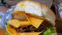Kalau suka daging sapi bisa pesan menu Triple Cheese with Beef (Rp 35.000). Burgernya disajikan dengan irisan daging yang dipanggang sempurna. Rasanya perpaduan antara manis dari daging dan saus BBQ serta gurih keju cheddar. Foto: Detikcom / Atiqa Rana